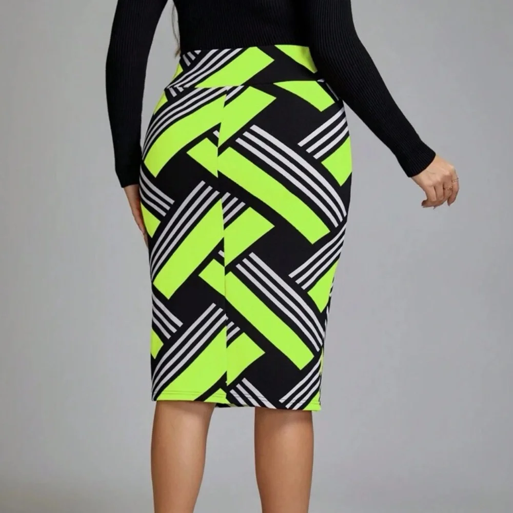💚 PLUS Pencil Skirt 💚 - Picture 2 of 5